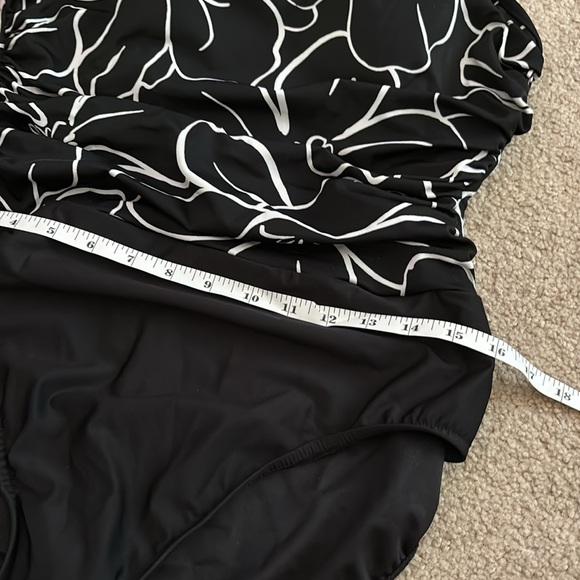 Miraclesuit Black and White Floral One Piece Swimsuit size 10 - Picture 4 of 11